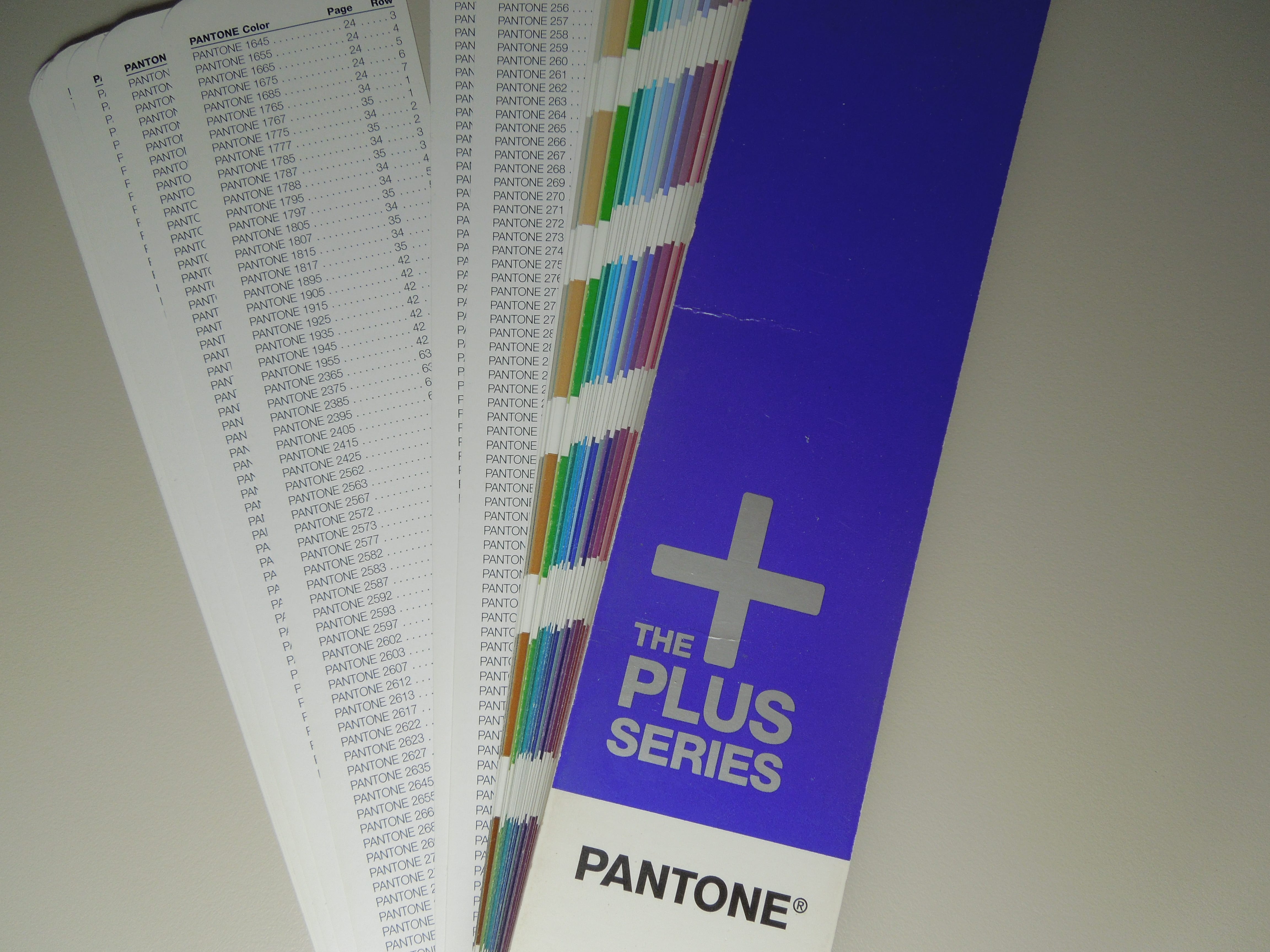 So sahen die Pantone Plus Farben im alten Pantone Plus Fächer von 2010 aus.