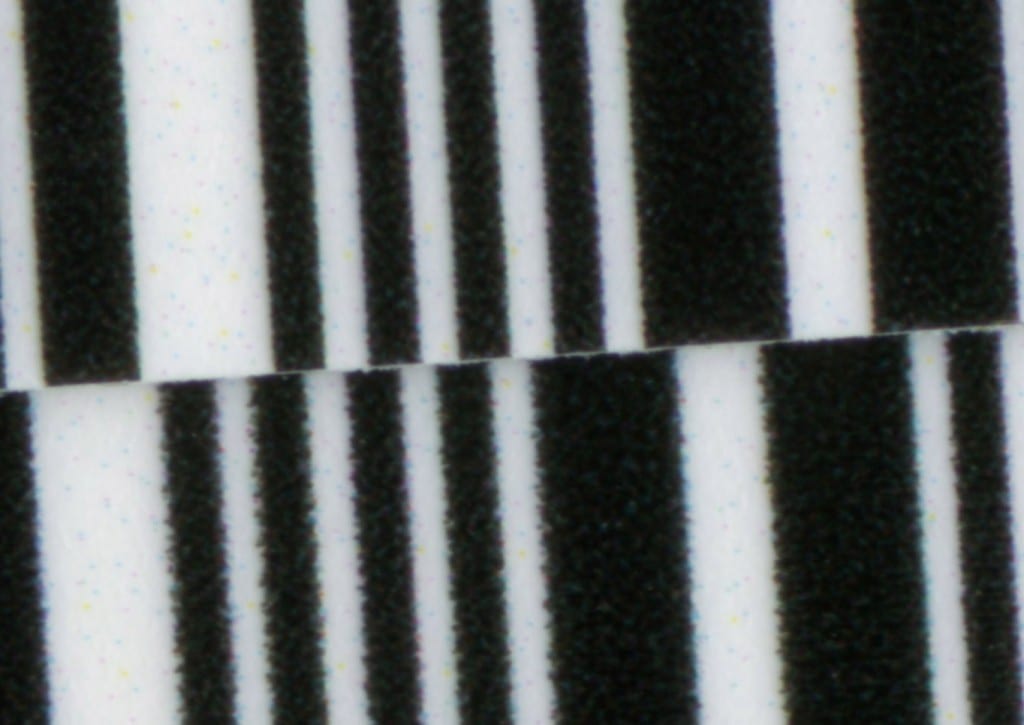 Depending on the selected setting, the GTIN lines in proofs are displayed smoother or less smooth. It is clearly visible that the modules are made up of many colours and that a considerable increase in width takes place especially within the narrow black lines. Normally a narrow black GTIN bar should correspond to the width of the white space.