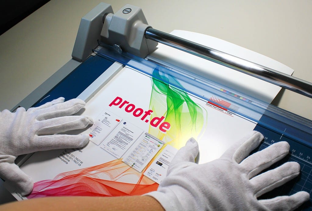 The proofs are cut depending on the format either by hand or with the automatic cutter Fotoba Digitrim.