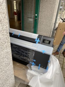 The new Proof.de EPSON SureColor SC-P9500 Spectroproofer is wheeled into the office
